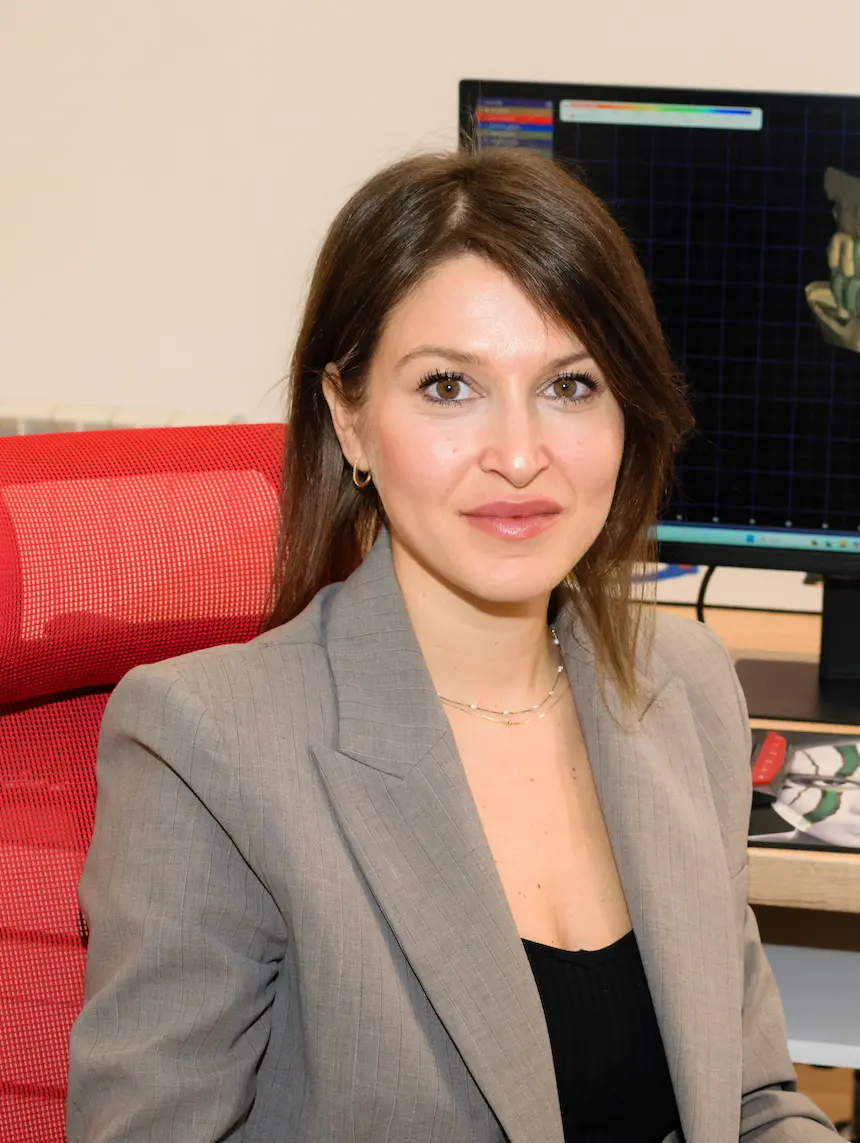 Aleksandra Simonovska designing a case in Exocad at her workstation